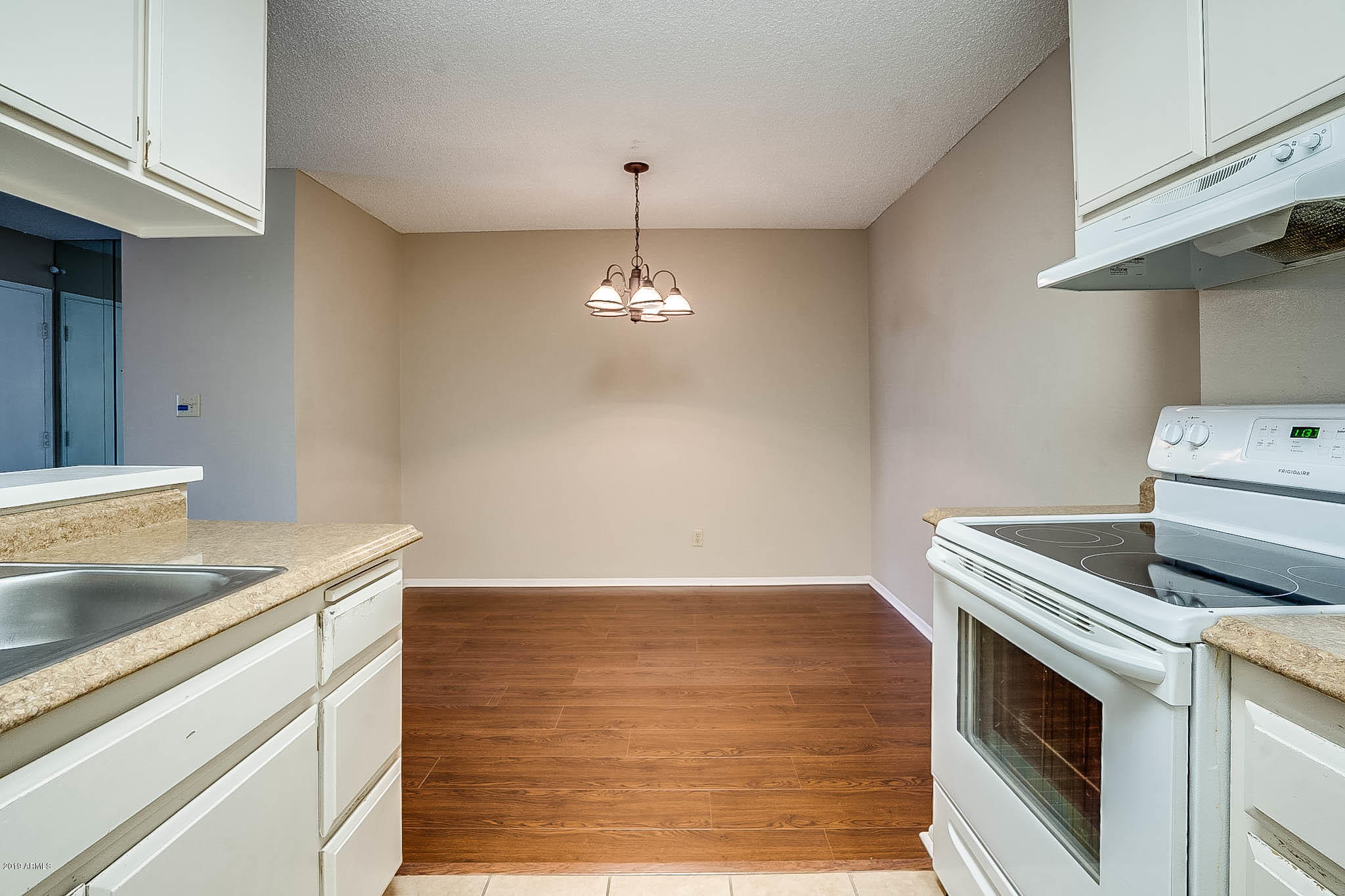 5525 East Thomas Road, Unit R12 Phoenix, AZ 85018 - Photo 8 of 14 a kitchen with a sink and a stove