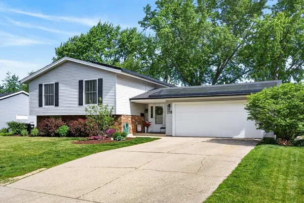 $389,900 | 218 Wellington Drive, Crystal Lake, IL 60014