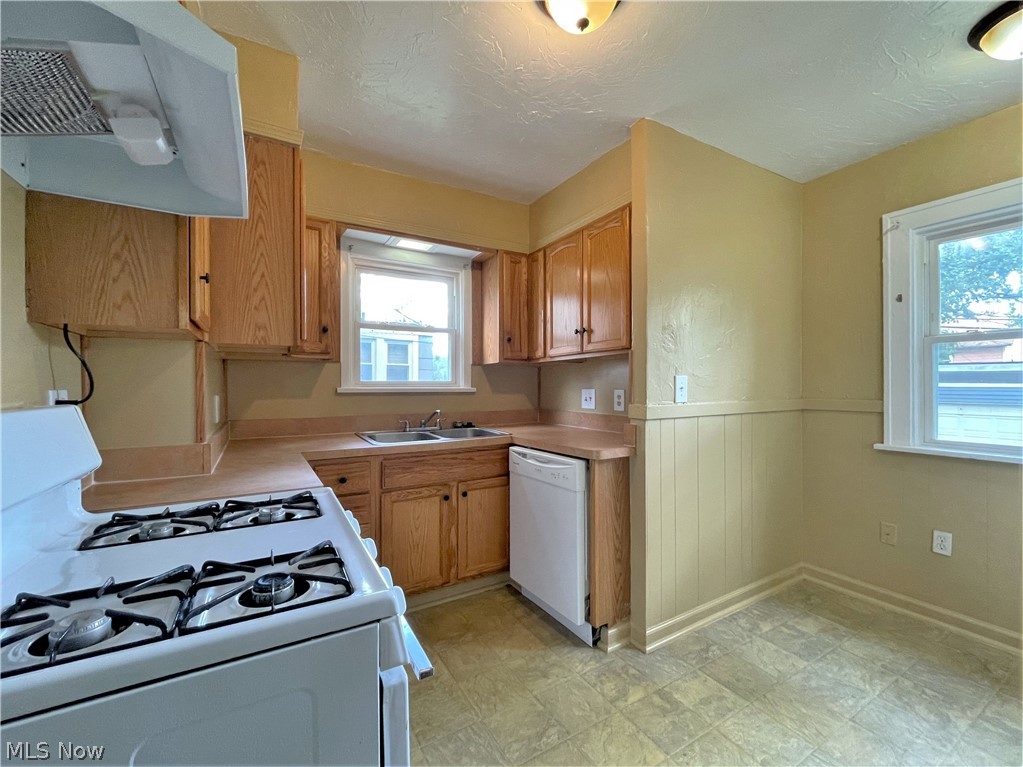 2104 Rossmoor Road Cleveland Heights, OH 44118 - Photo 8 of 35 Kitchen view