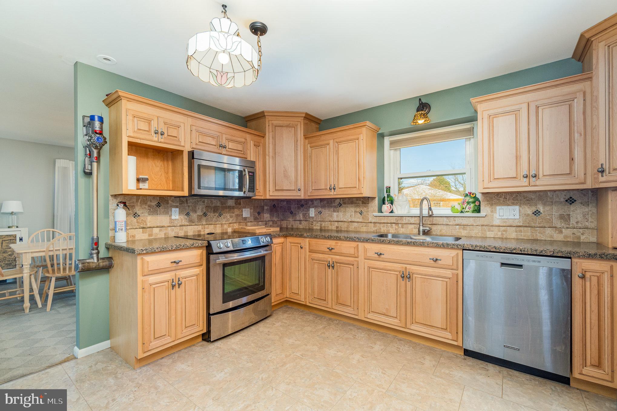 63 Logging Road Leola, PA 17540 - Photo 4 of 27 Beautiful custom kitchen