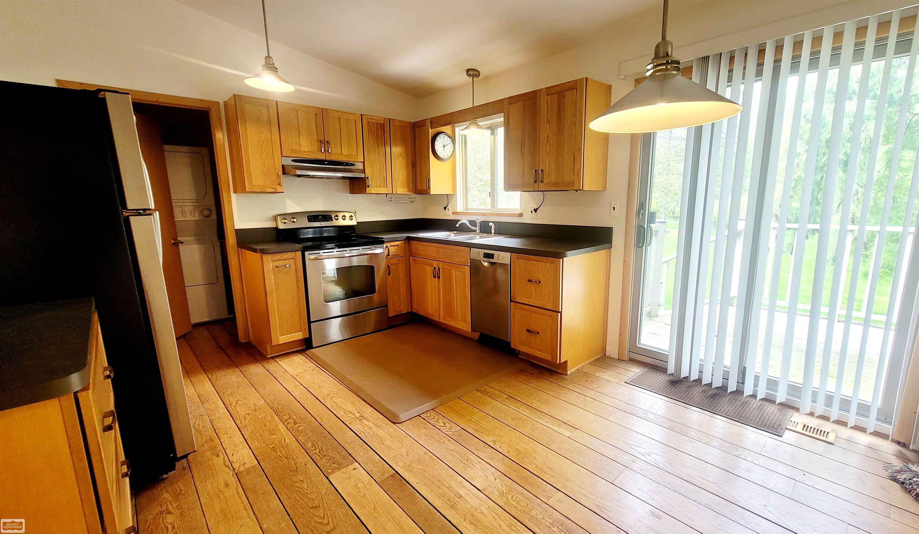 3307 Spring Meadow Drive Rochester, MI 48306 - Photo 4 of 18 50141228-c519864e-d84a-4319-a7af-33f51a5a80a3.JPG