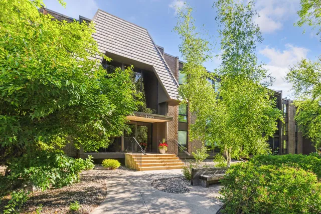 $269,900 | 6085 Lincoln Drive, Unit 214, Edina, MN 55436