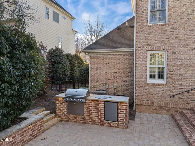 a view of a house with yard
