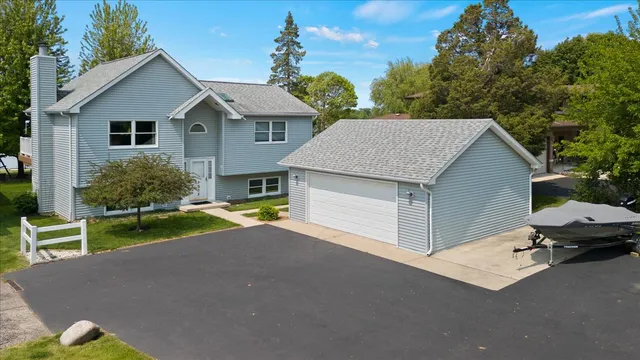 a view of a house with backyard and garden