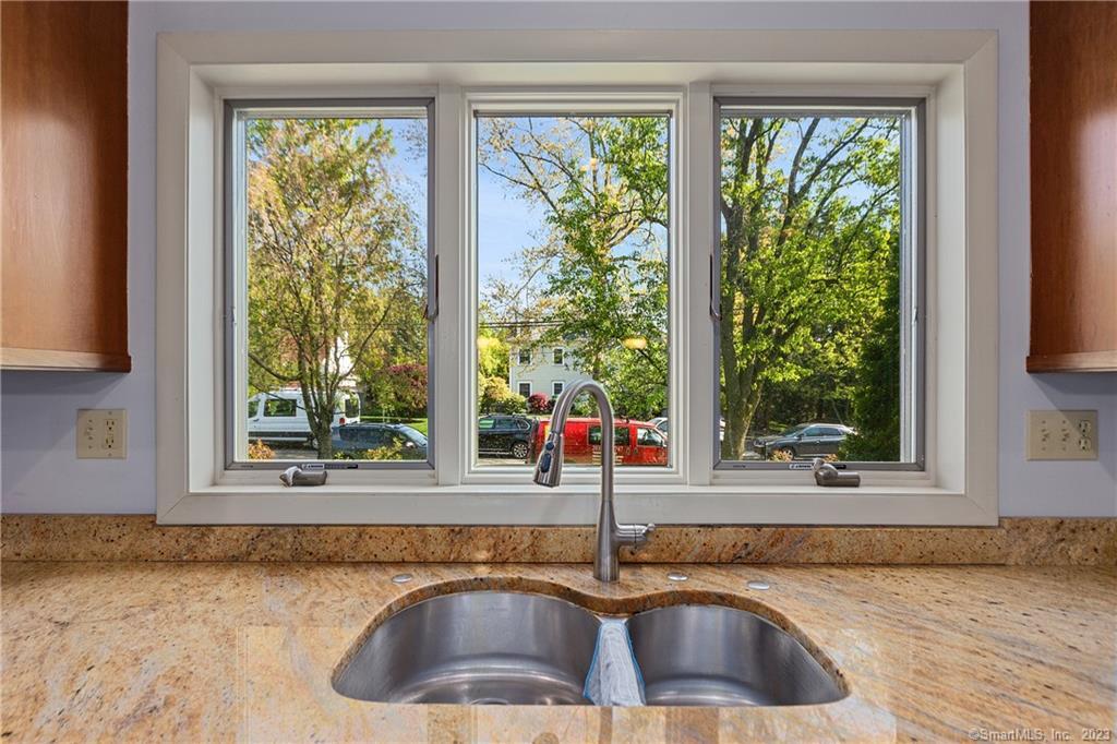 2 Walker Court Greenwich, CT 06831 - Photo 3 of 39