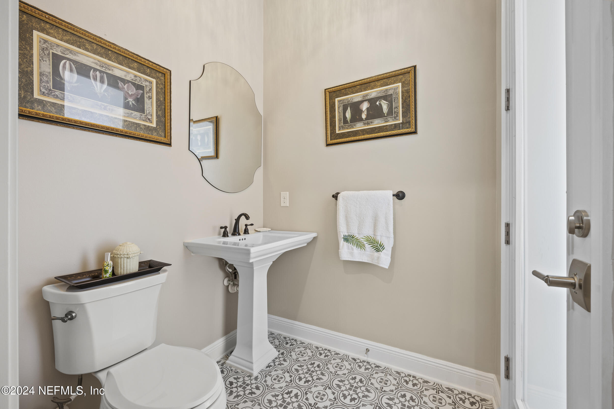 228 Rum Runner Way St. Johns, FL 32259 - Photo 18 of 97 a bathroom with a toilet a sink and mirror