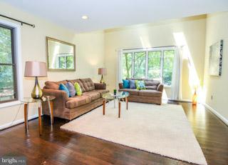 14401 Old York Road Phoenix, MD 21131 - Photo 10 of 28 Living Room