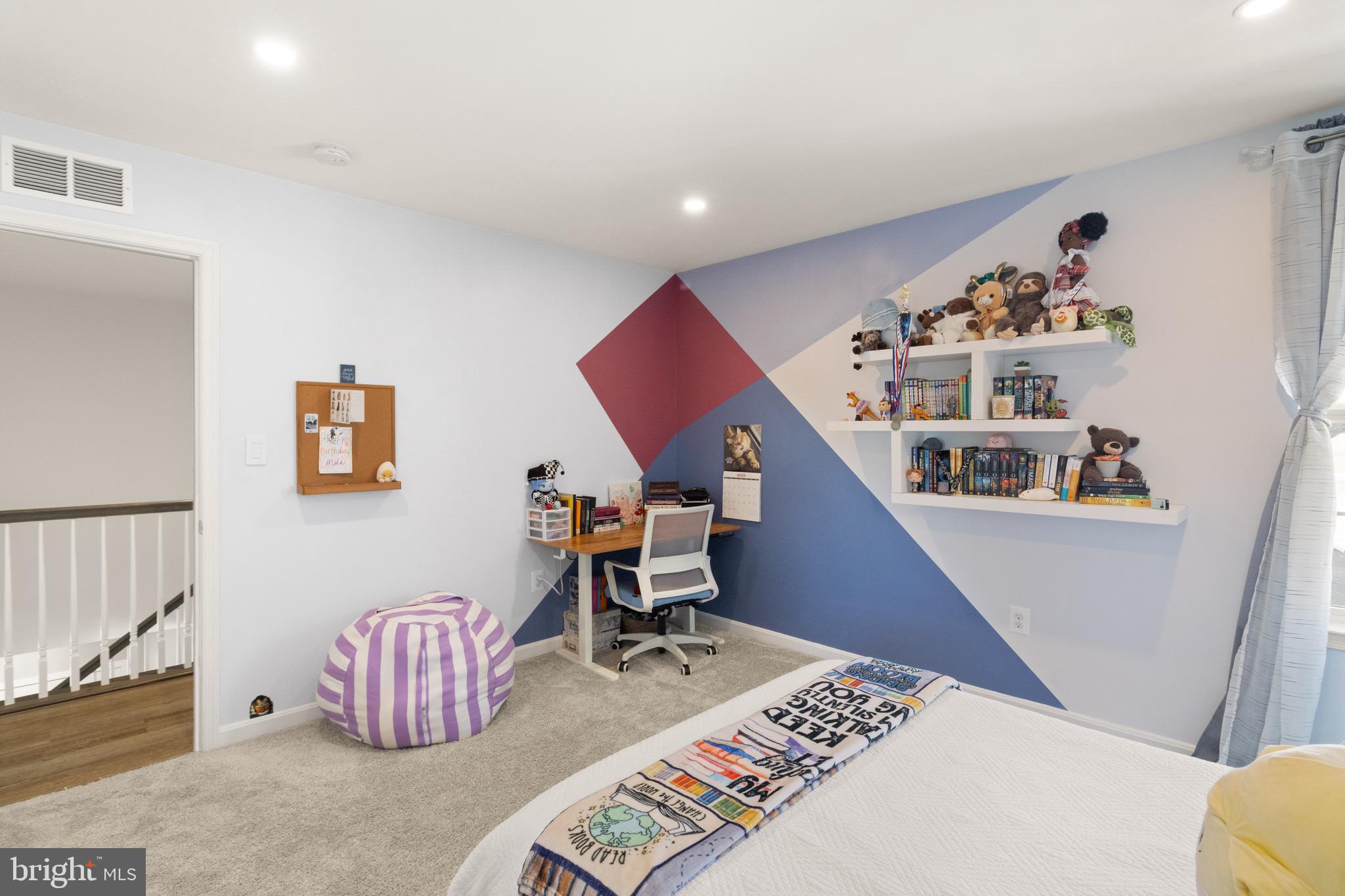 15911 Aerial View Road Woodbridge, VA 22193 - Photo 28 of 48 a living room with furniture and a couch