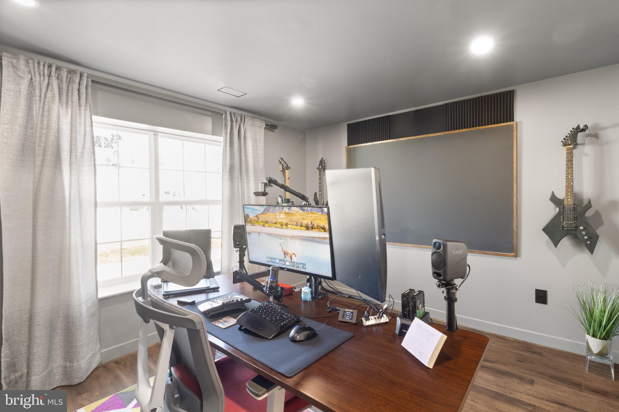 15911 Aerial View Road Woodbridge, VA 22193 - Photo 38 of 48 a workspace with furniture and window