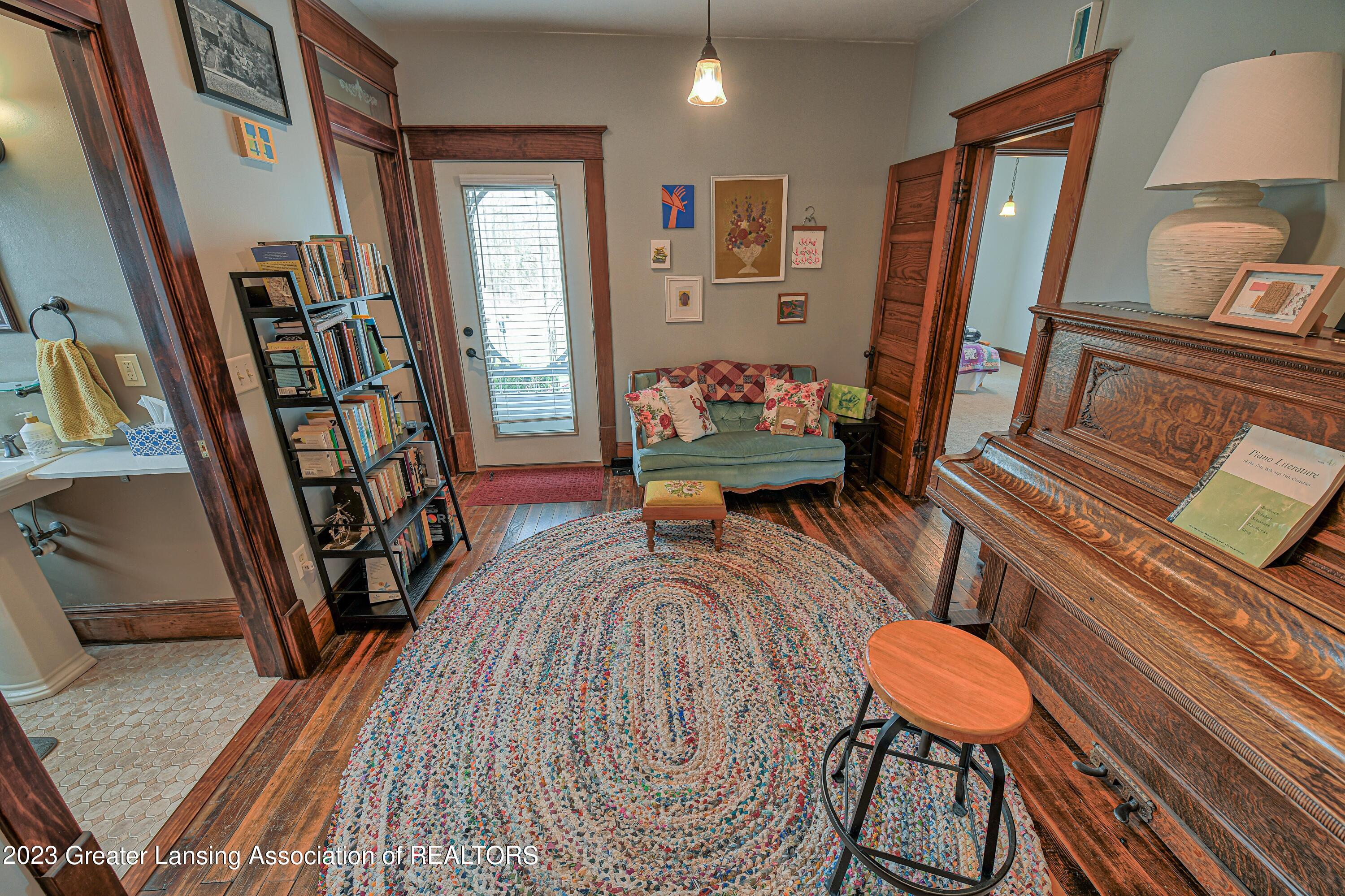 6347 Oneida Road Charlotte, MI 48813 - Photo 14 of 49 Sitting room