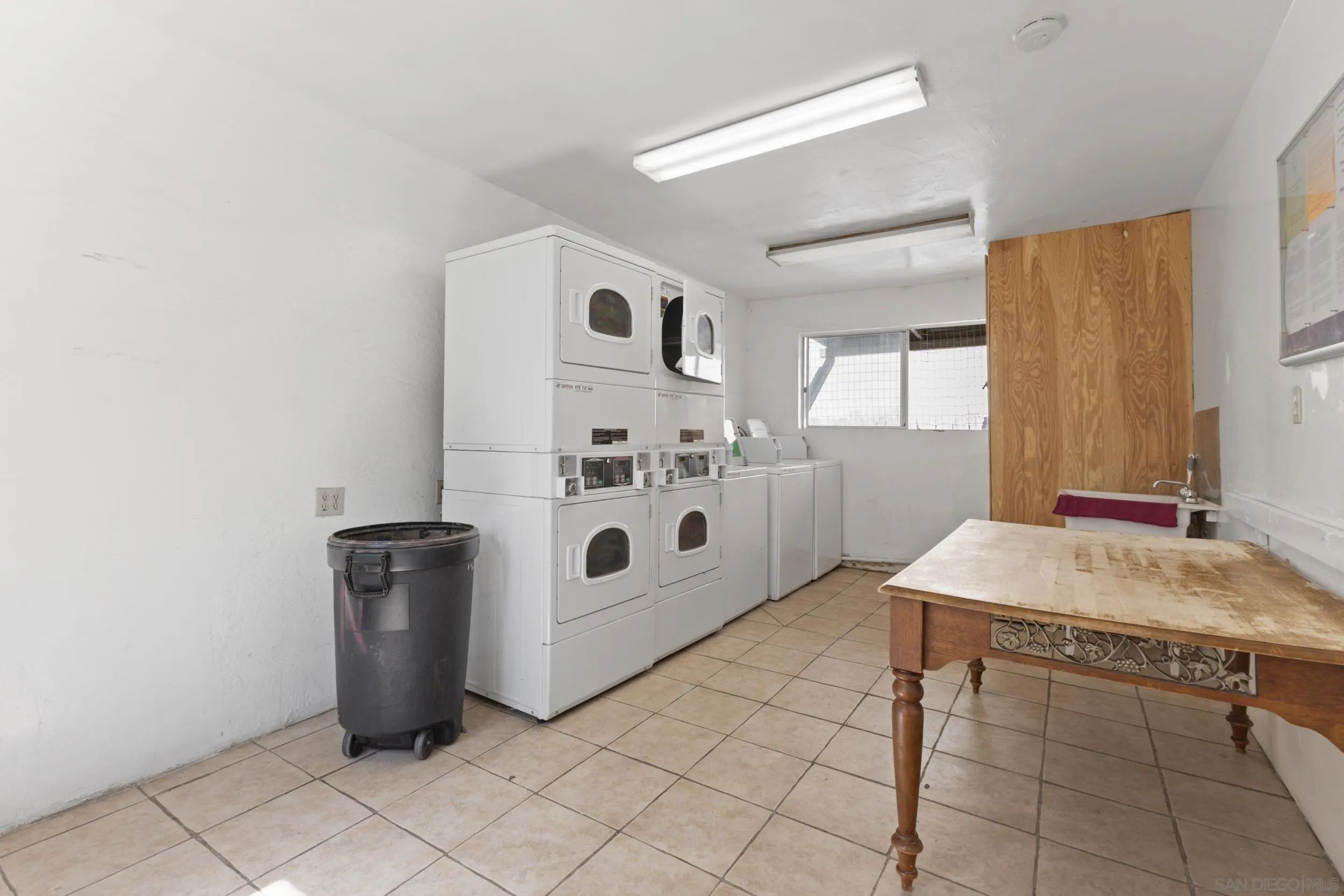 1604 Montecito Road, Unit 20 Ramona, CA 92065 - Photo 20 of 21 a room with washing machine and window