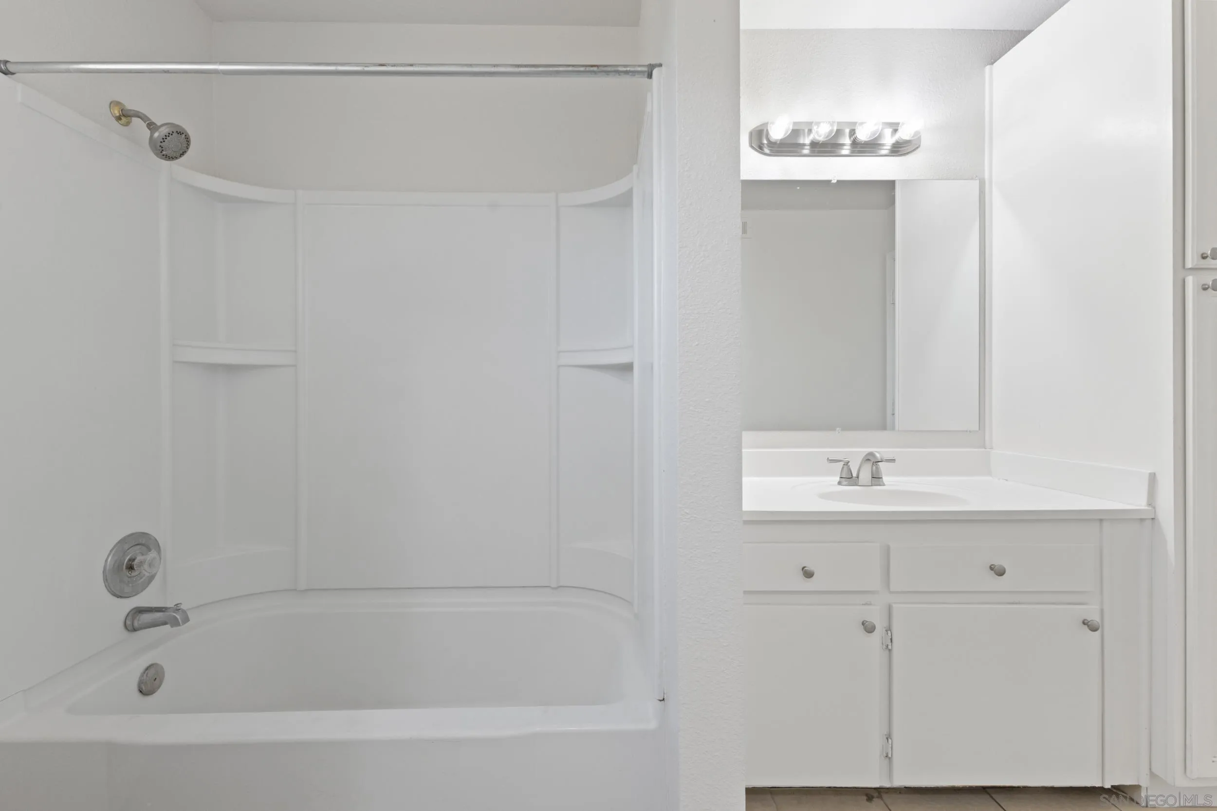 1604 Montecito Road, Unit 20 Ramona, CA 92065 - Photo 10 of 21 a bathroom with a bathtub
