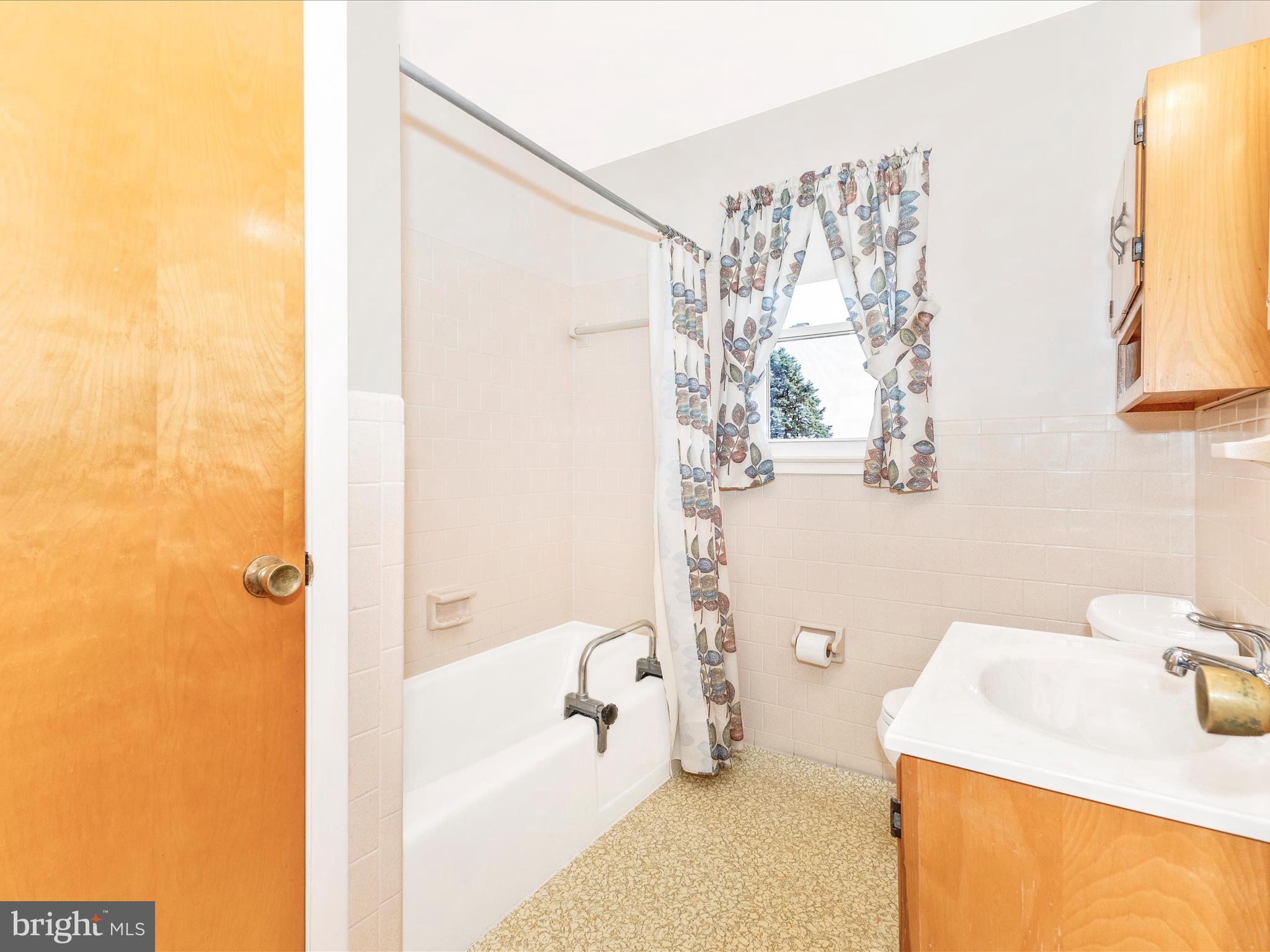 4509 Valley View Road Middletown, MD 21769 - Photo 25 of 51 a bathroom with a sink mirror toilet and bathtub