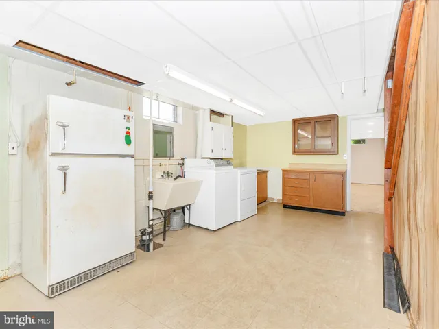 a view of a storage & utility room with dryer and washer