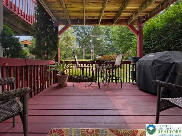 a view of a house with backyard and garden
