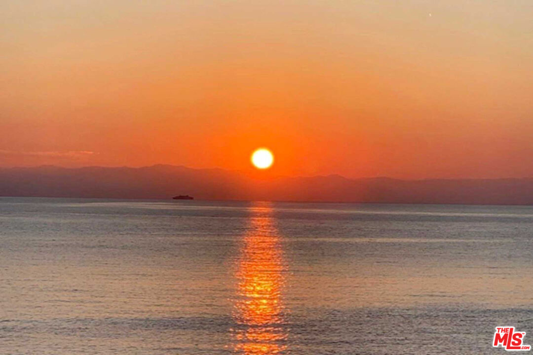 29 Yawl Street, Unit B Marina del Rey, CA 90292 - Photo 12 of 14 a view of an ocean