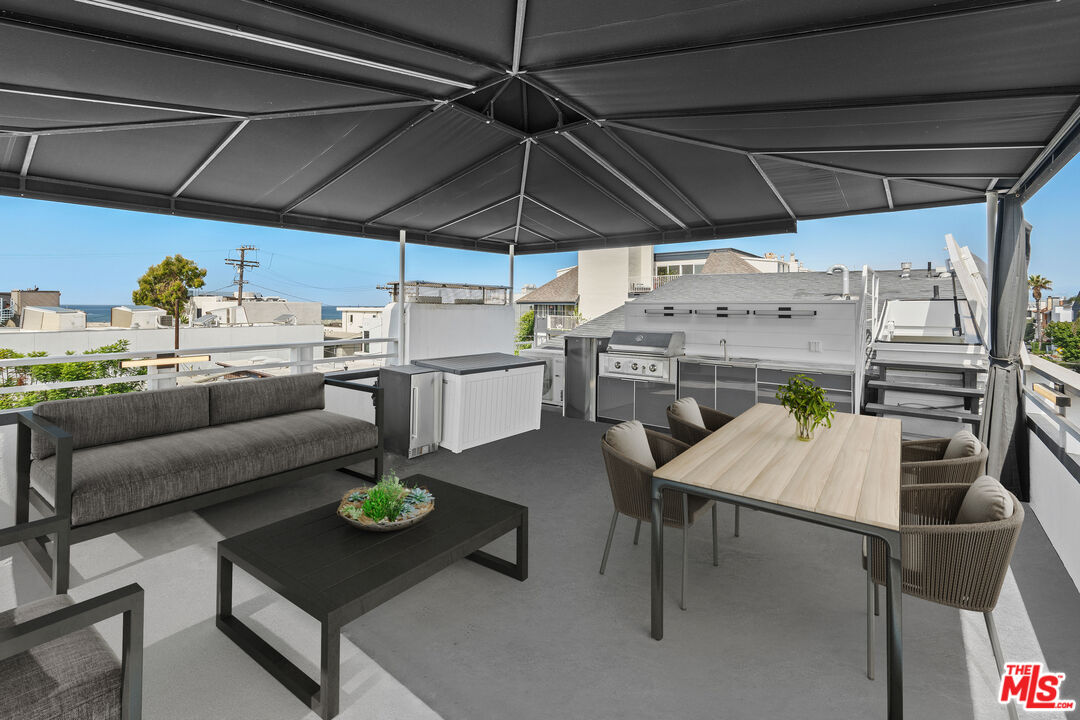 29 Yawl Street, Unit B Marina del Rey, CA 90292 - Photo 9 of 14 a patio with a table and chairs