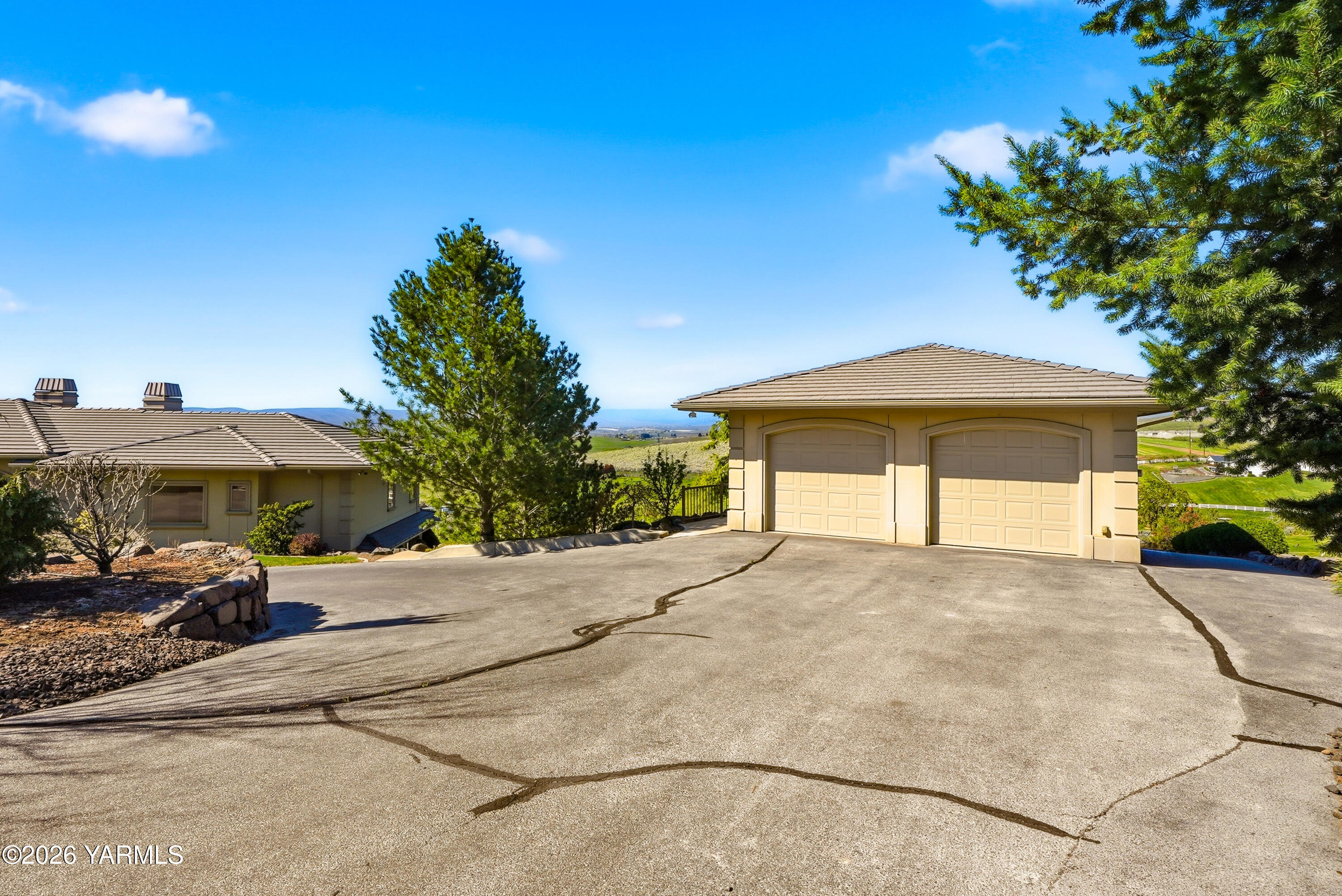 660 Noble Hill Road Yakima, WA 98908 - Photo 3 of 63 a front view of a house with a yard and garage