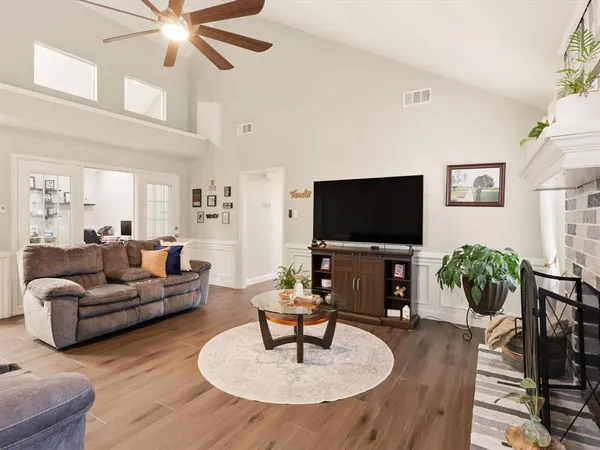 $435,000 | 3109 Emerald Street, Bedford, TX 76021
