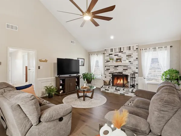 $435,000 | 3109 Emerald Street, Bedford, TX 76021