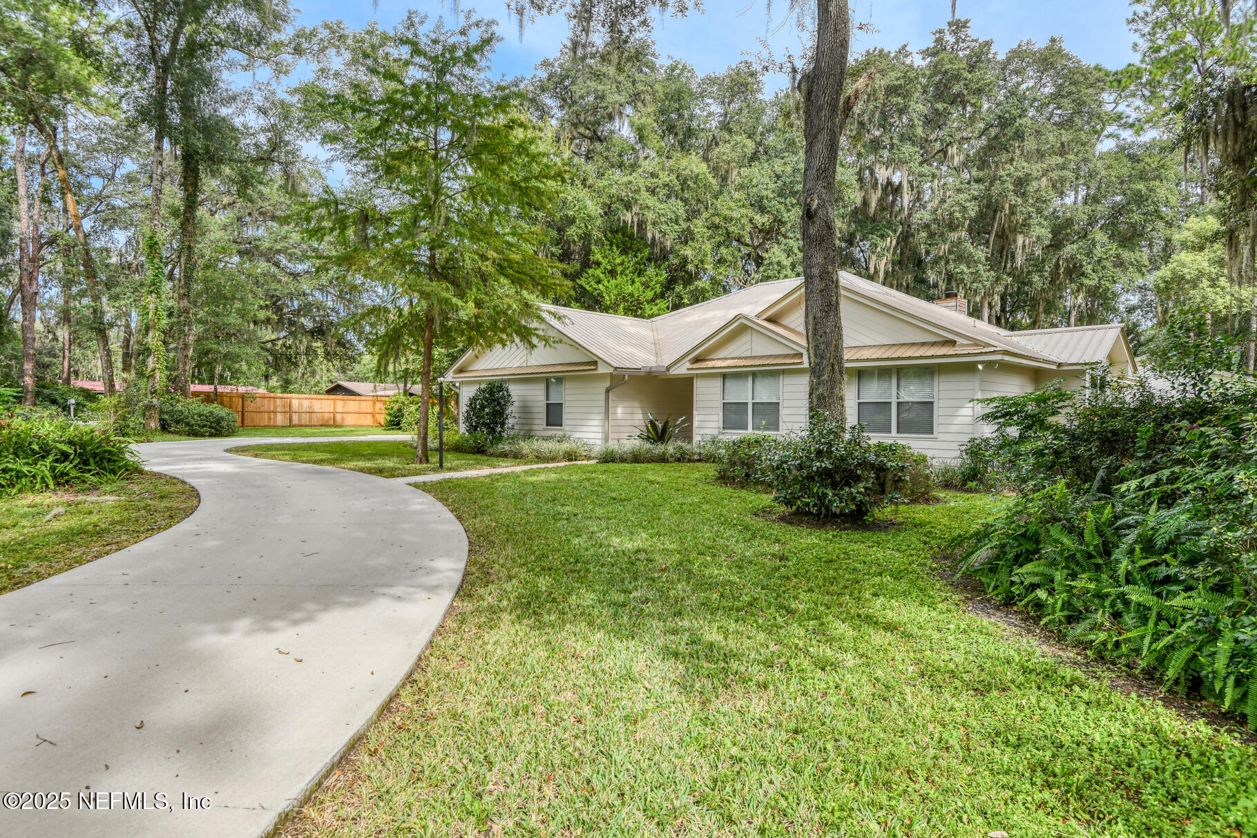 308 Silver Lake Road Palatka, FL 32177 - Photo 43 of 59 circular driveway