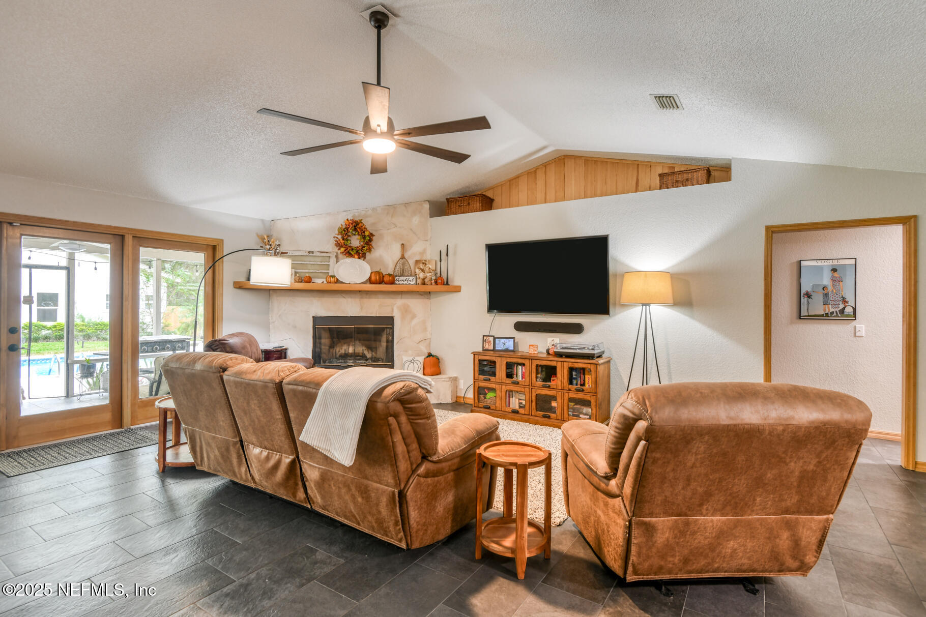 308 Silver Lake Road Palatka, FL 32177 - Photo 10 of 59 living room