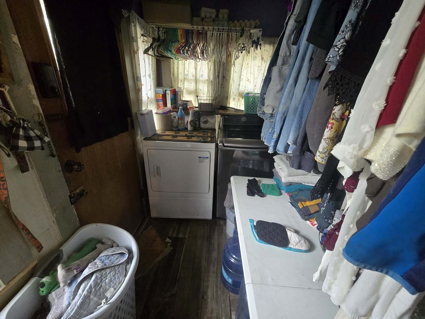 208 West Bryan Street Herrin, IL 62948 - Photo 13 of 27 a room with musical instruments