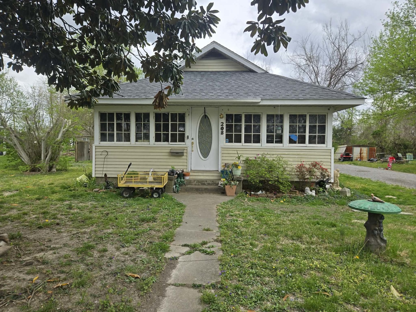 208 West Bryan Street Herrin, IL 62948 - Photo 2 of 27 a front view of house with yard and green space