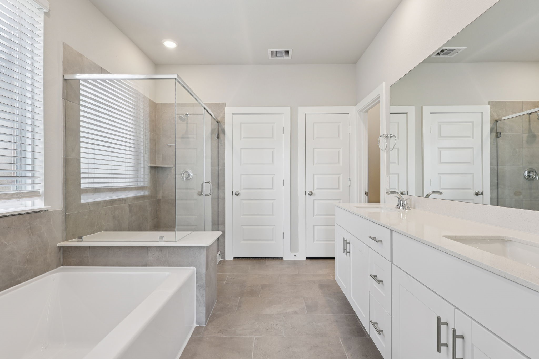 2702 Dark Lantern Drive Rosenberg, TX 77471 - Photo 18 of 39 a spacious bathroom with a tub sink and mirror