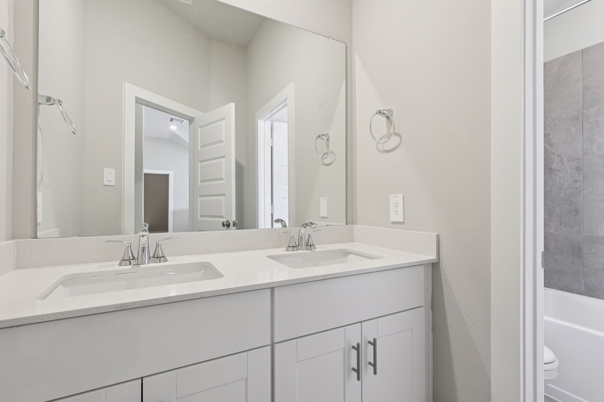 2702 Dark Lantern Drive Rosenberg, TX 77471 - Photo 28 of 39 a bathroom with a sink and a mirror