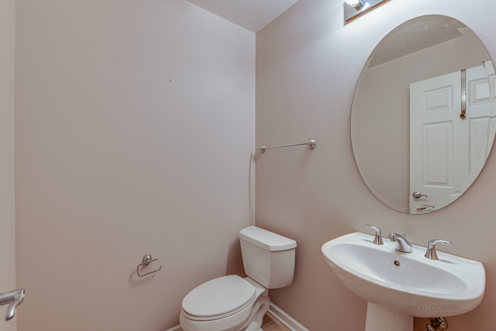736 West 15th Street Chicago, IL 60607 - Photo 12 of 23 a bathroom with a toilet a sink and mirror