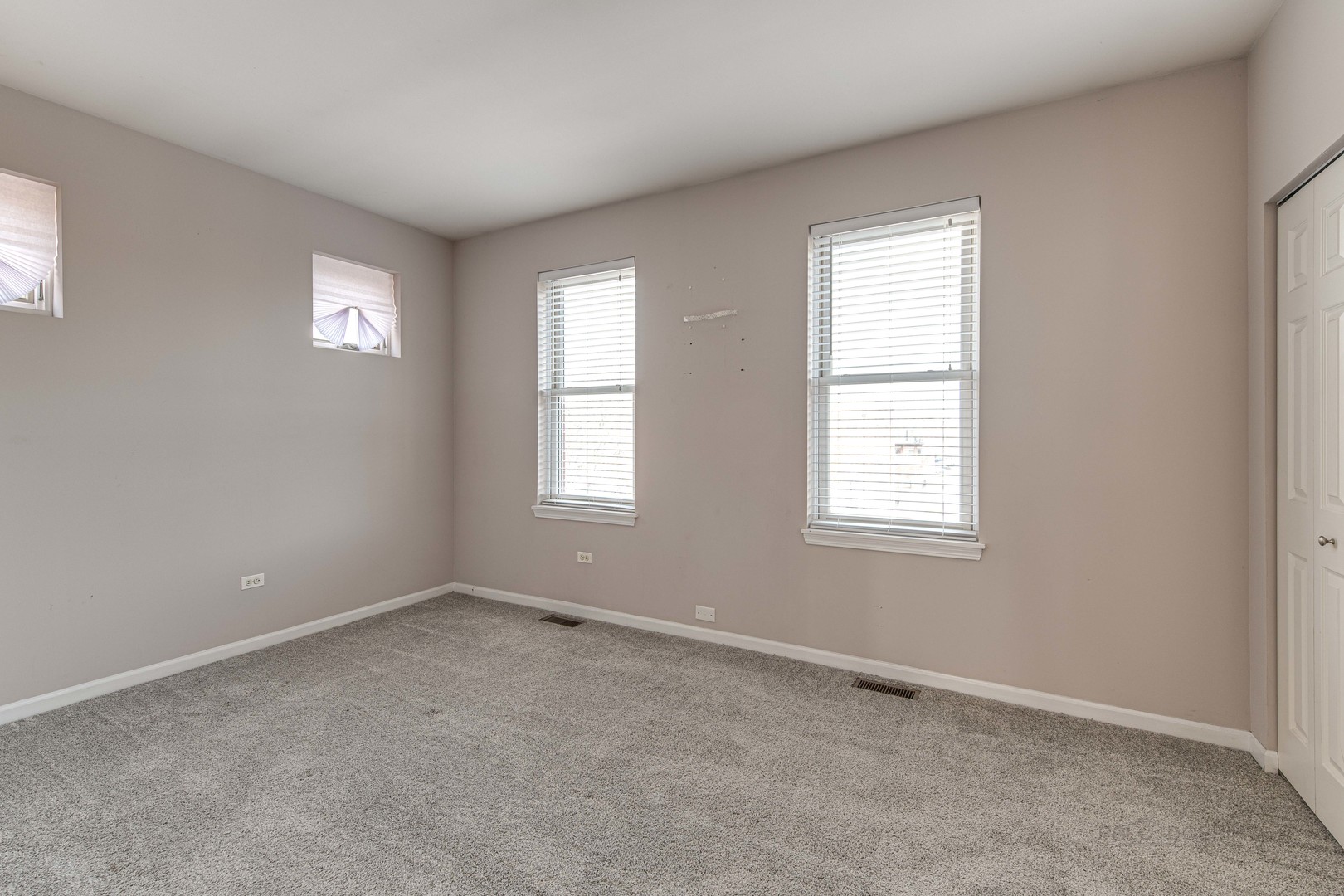 736 West 15th Street Chicago, IL 60607 - Photo 17 of 23 an empty room with windows
