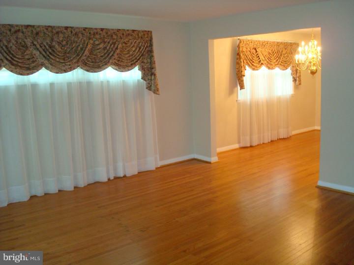 512 Wesley Road Springfield, PA 19064 - Photo 8 of 19 Living Room