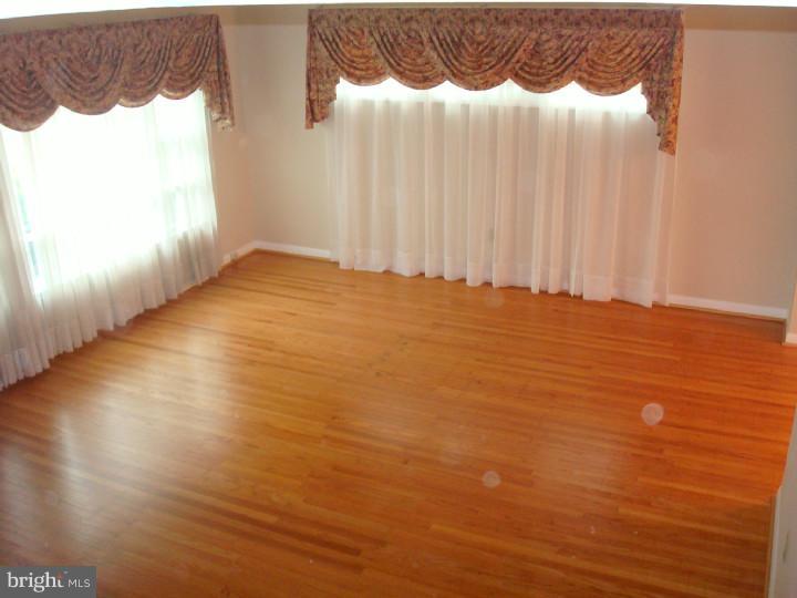 512 Wesley Road Springfield, PA 19064 - Photo 9 of 19 Living Room