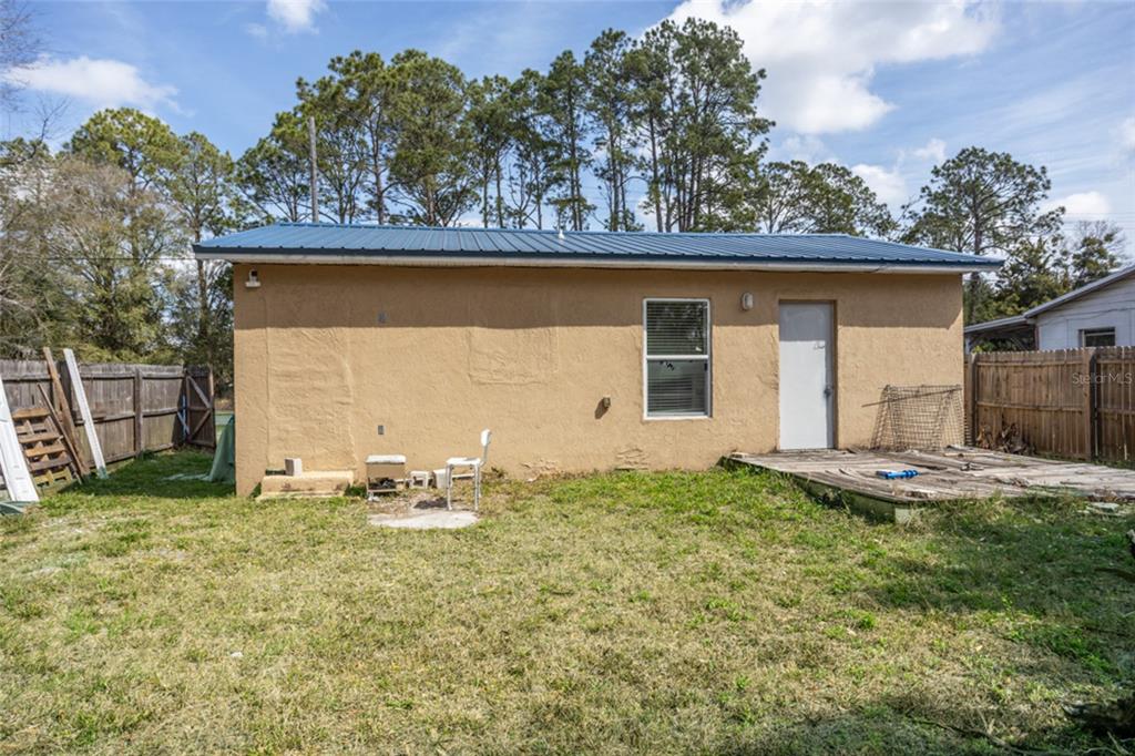 507 South Anderson Street Bunnell, FL 32110 - Photo 13 of 19 a backyard of a house with table and chairs