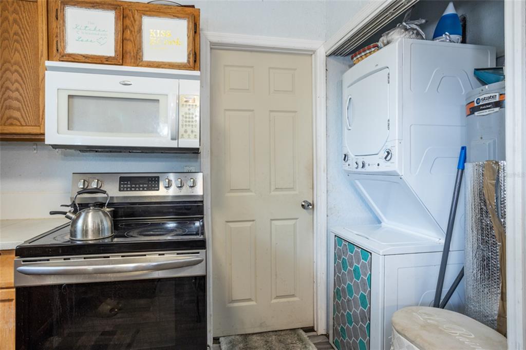 507 South Anderson Street Bunnell, FL 32110 - Photo 7 of 19 a stove top oven sitting inside of a kitchen