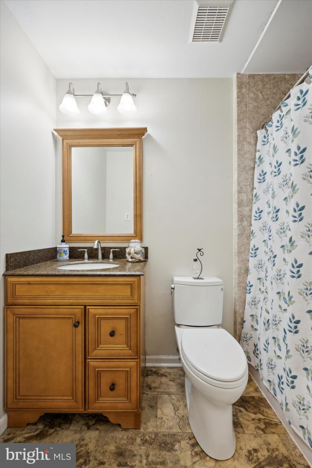 33 Ridge Road Malvern, PA 19355 - Photo 21 of 31 Hall Bathroom with tub and shower