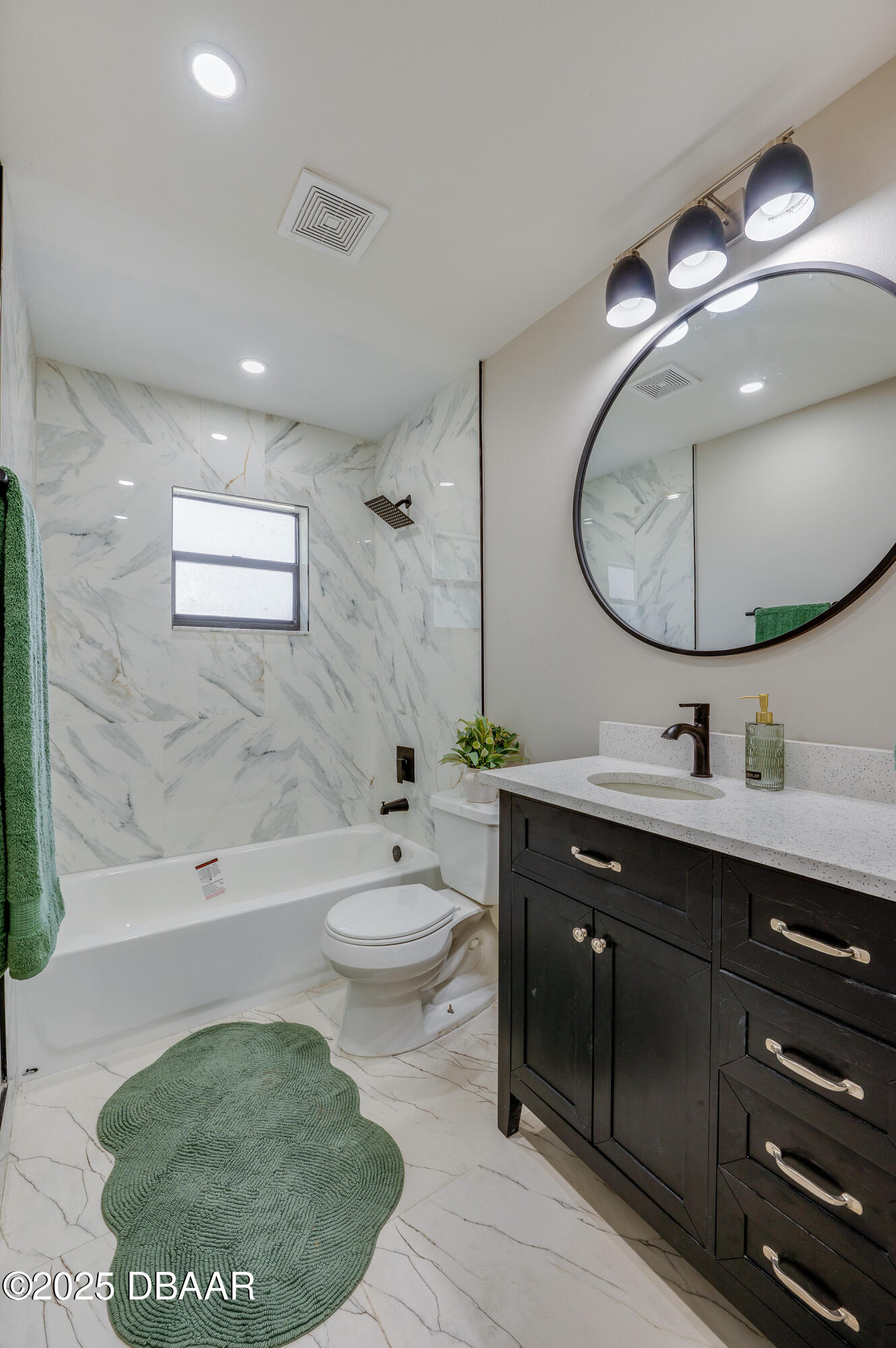 410 Sea Hawk Court Edgewater, FL 32141 - Photo 28 of 39 Guest Bathroom