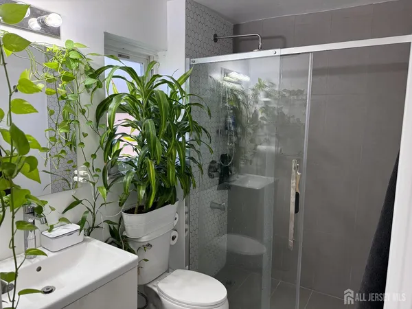 $197,500 | 160 Evergreen Road, Unit 12B, Edison, NJ 08837