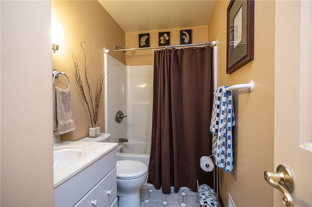 630 Hemlock Road Coraopolis, PA 15108 - Photo 17 of 25 Second floor bath with tub/shower.