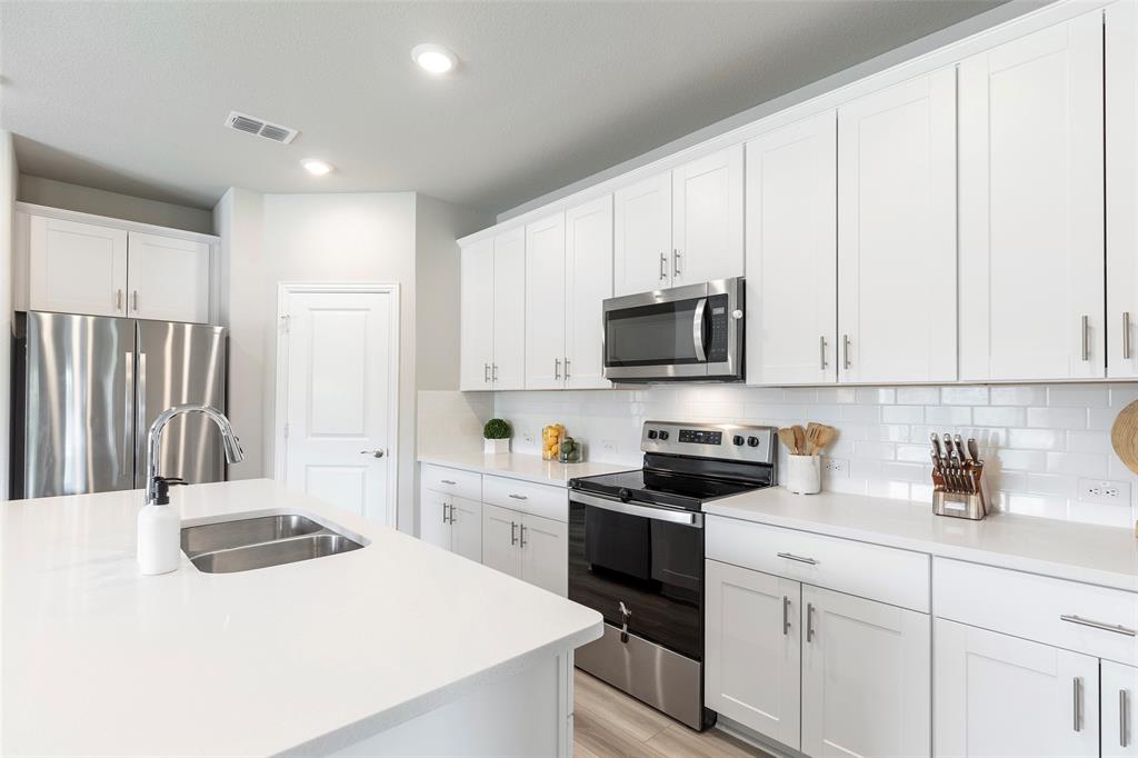 1504 Cobblestone Road Melissa, TX 75454 - Photo 6 of 40 Clean-lined kitchen with abundant storage and natural light.