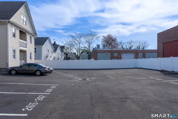 $3,600 | 259 Laurel Avenue, Unit 2, Bridgeport, CT 06605