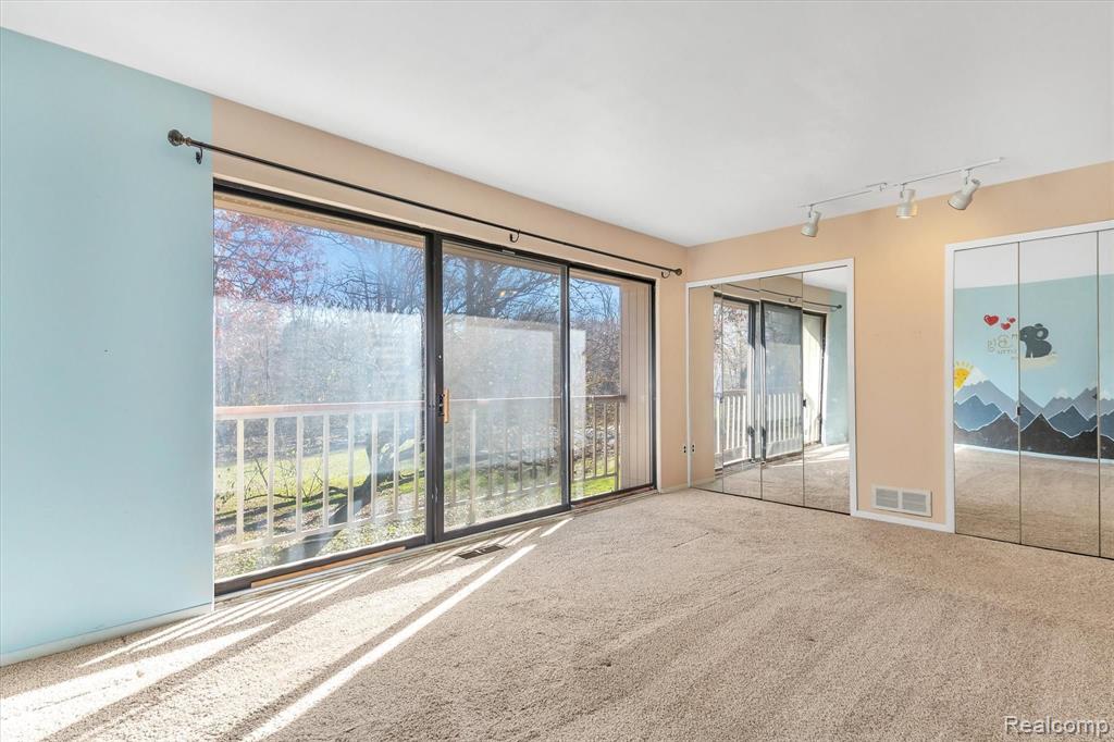 637 Oakbrook West Rochester, MI 48307 - Photo 25 of 45