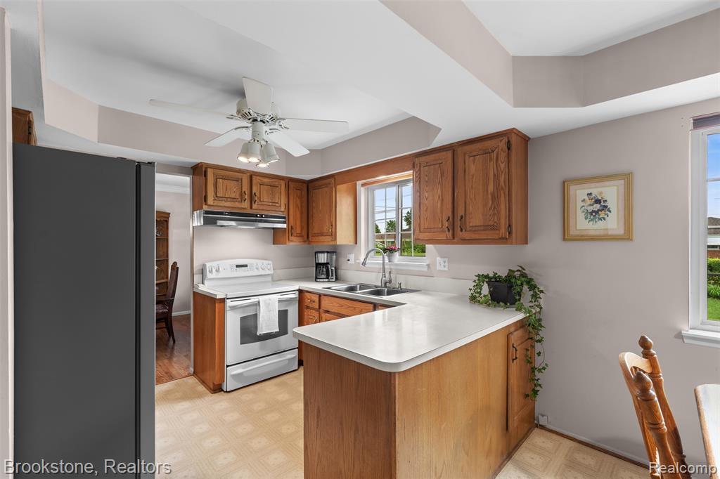 2002 Hempstead Drive Troy, MI 48083 - Photo 12 of 41