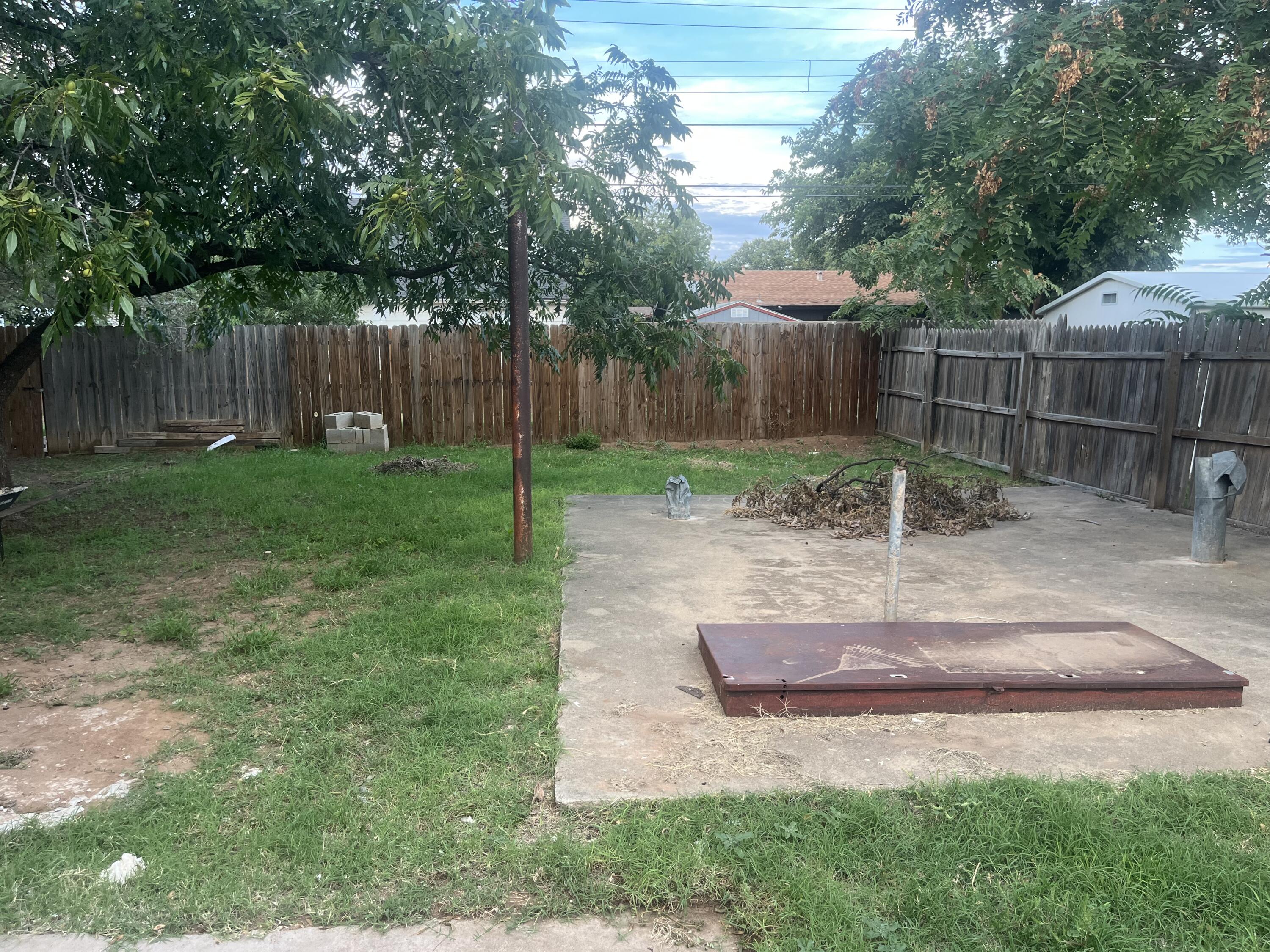 1906 70th Street Lubbock, TX 79412 - Photo 24 of 27 a backyard of a house with lots of green space