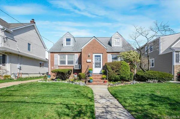 $798,888 | 10 Dorothy Place, Lynbrook, NY 11563