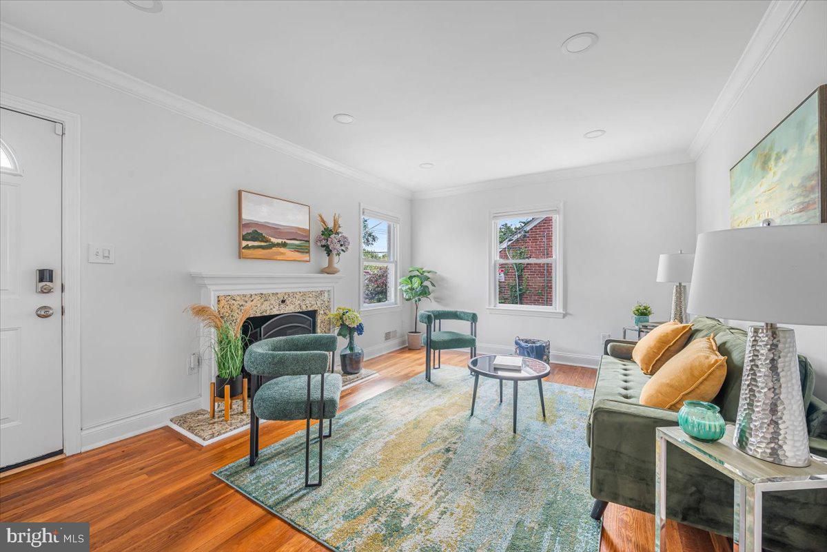 10112 Dallas Avenue Silver Spring, MD 20901 - Photo 4 of 32 a living room with furniture and a lamp