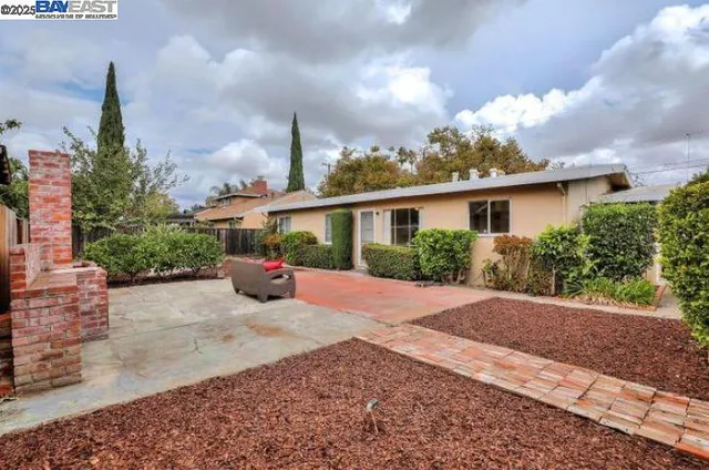 a view of a house with backyard and garden