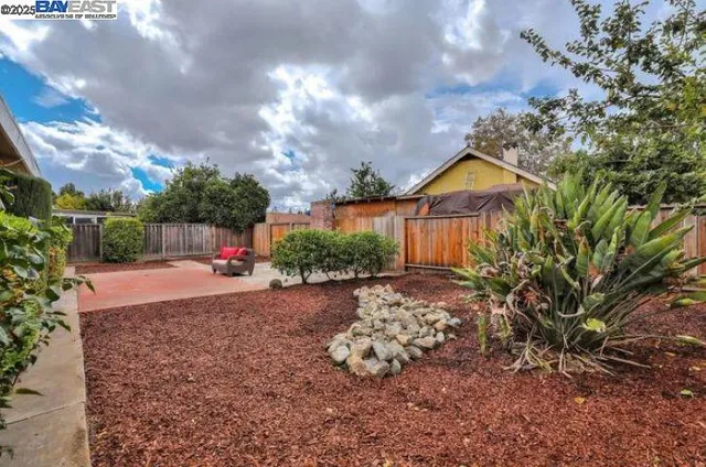 a view of a house with backyard and garden