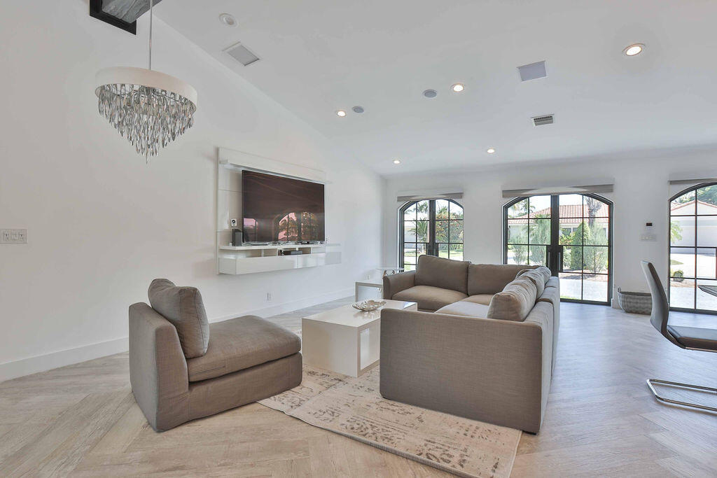 713 Forsyth Street Boca Raton, FL 33487 - Photo 7 of 39 Living Room